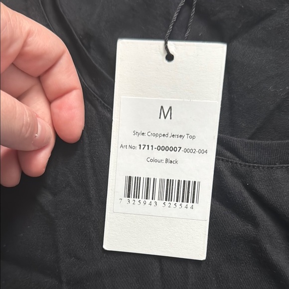 Black Sleeveless Crop Tank Top - Picture 3 of 4